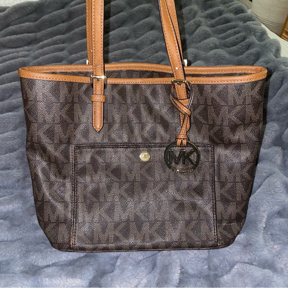 Michael Kors Jet Set Snap Pocket Tote